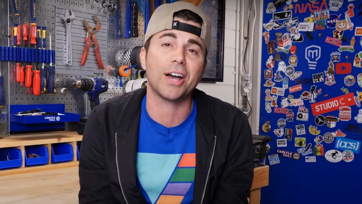 Watch How This YouTuber Shut Down Scam Call Centers With Glitter Bombs