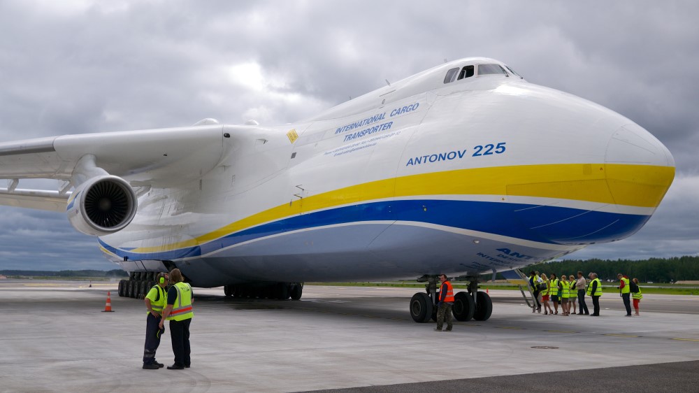 Antonov_An-225_Mriya largest plane in the world