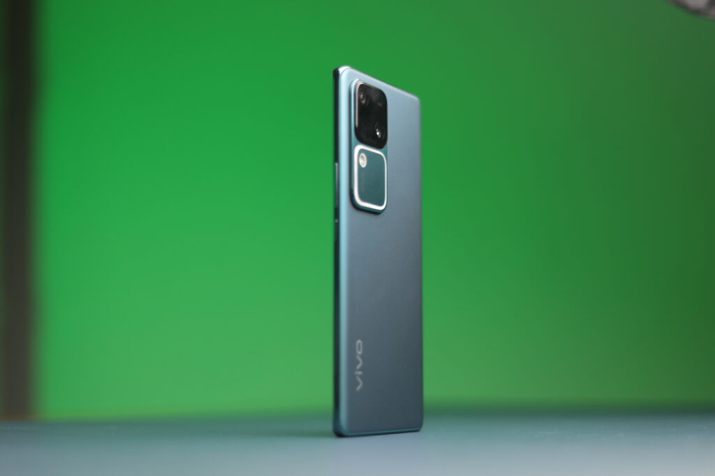 Side profile of the vivo v30