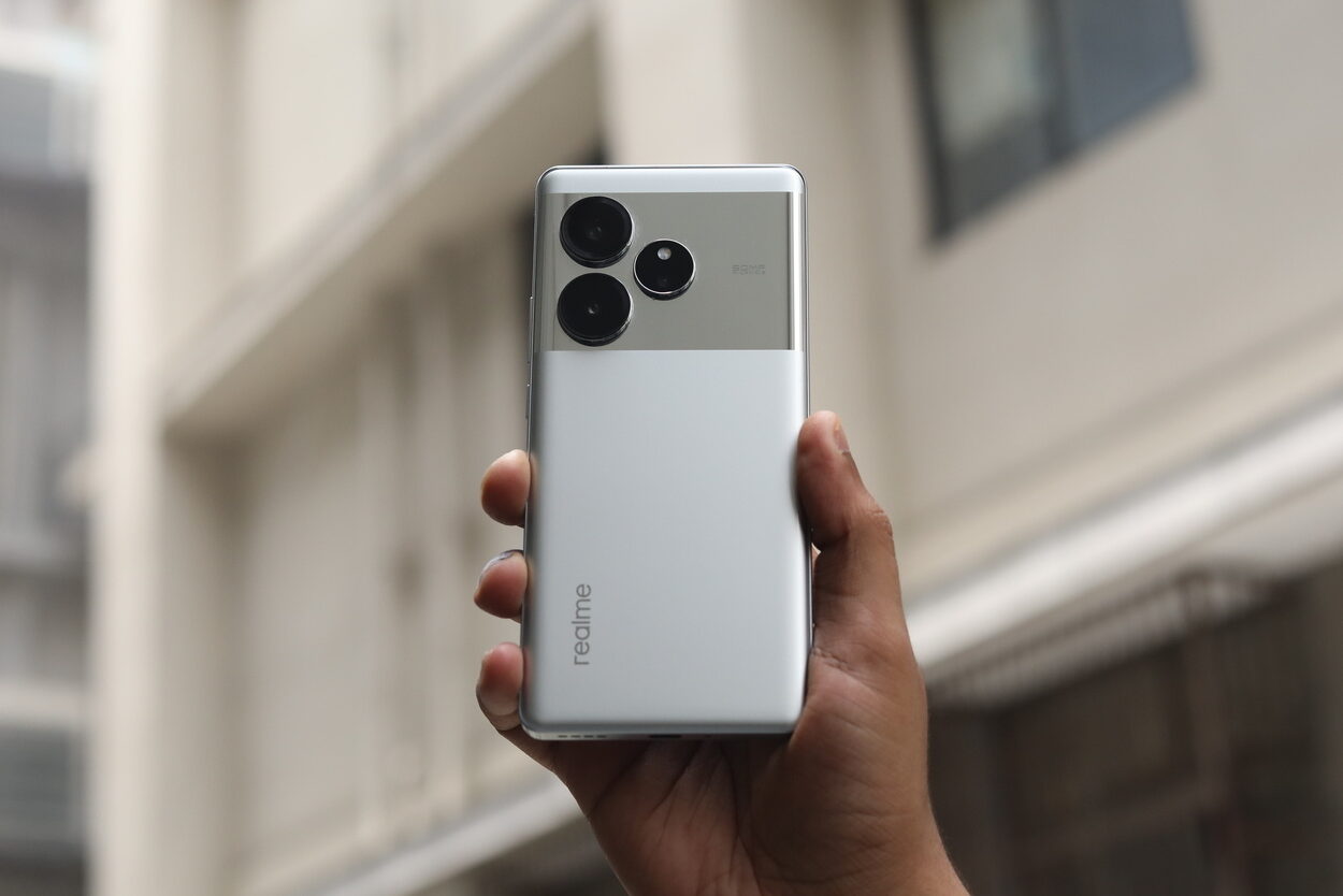 Image of the back of the Realme GT 6-1