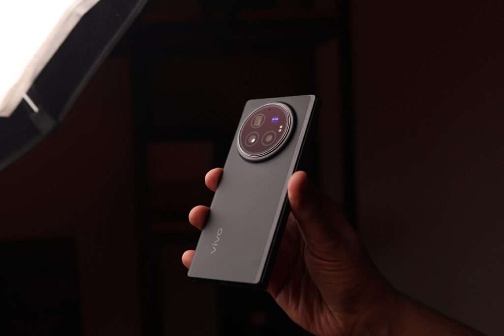 Image of the Vivo X Fold 3 Pro back - 1